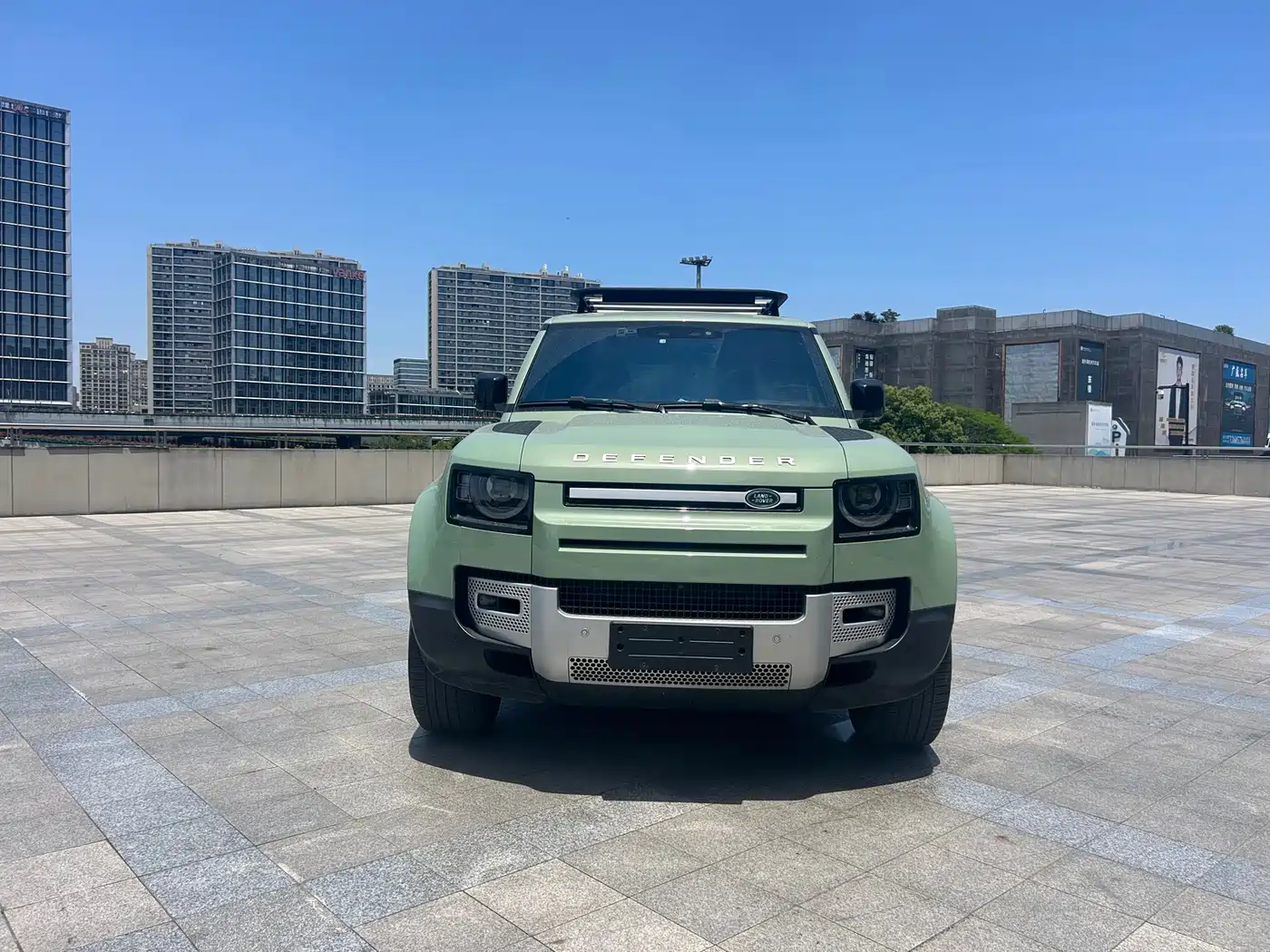 Land Rover Defender 2023 110 3.0T P400 75th Anniversary Legend Edition фото 2