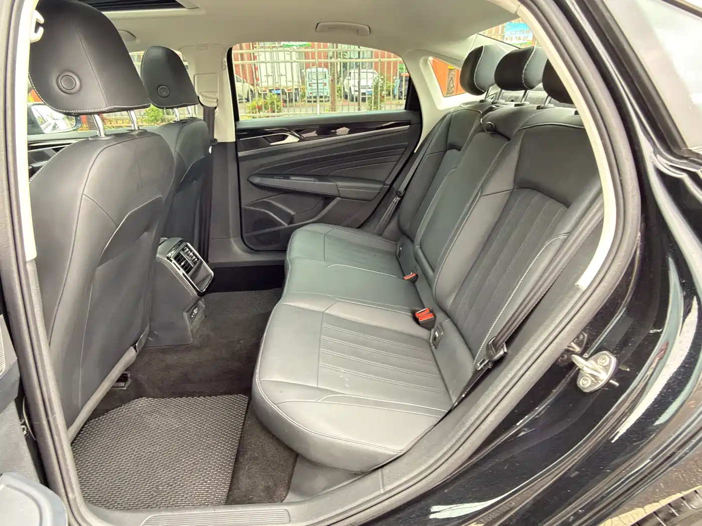Volkswagen Passat 2025 Outstanding 280TSI Business Edition фото 13