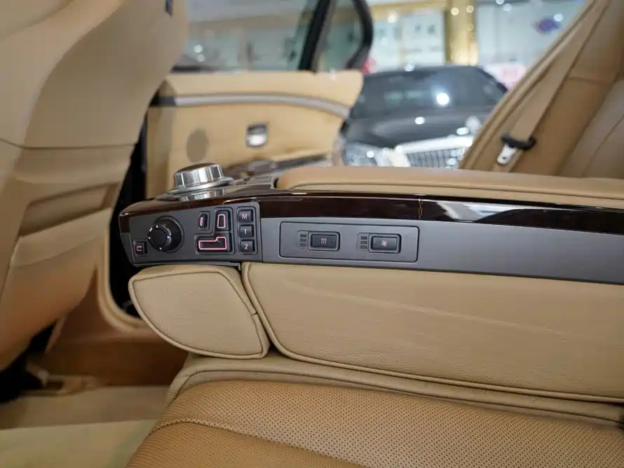 Photo 12 - BMW 7 Series