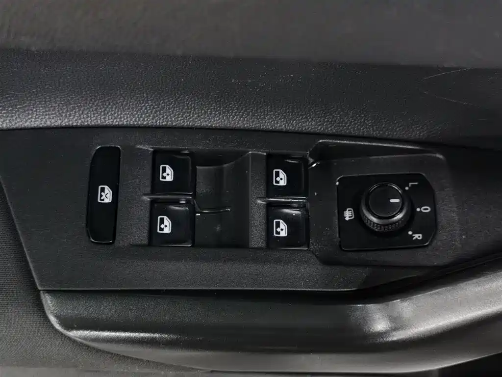 Volkswagen Polo 2021 Plus 1.5L Automatic Panorama Enjoyment Edition фото 9