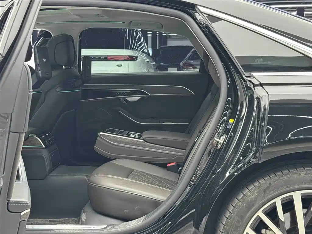 Photo 7 - Audi A8