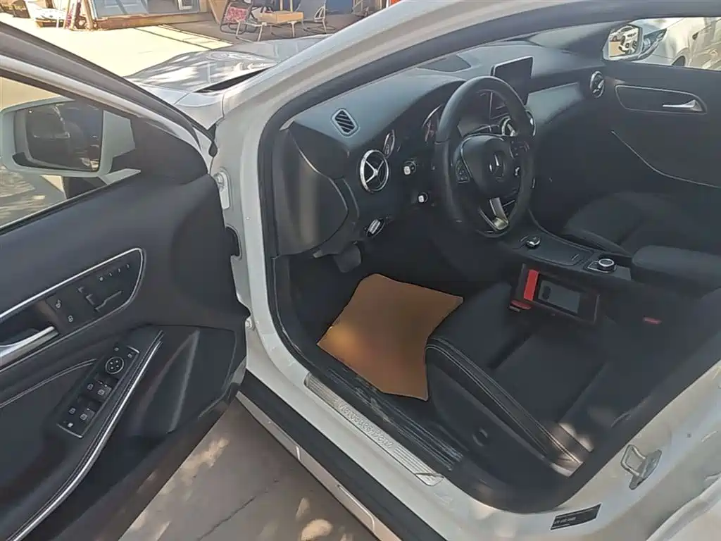Mercedes-Benz GLA 2016 GLA 200 Dynamic фото 16