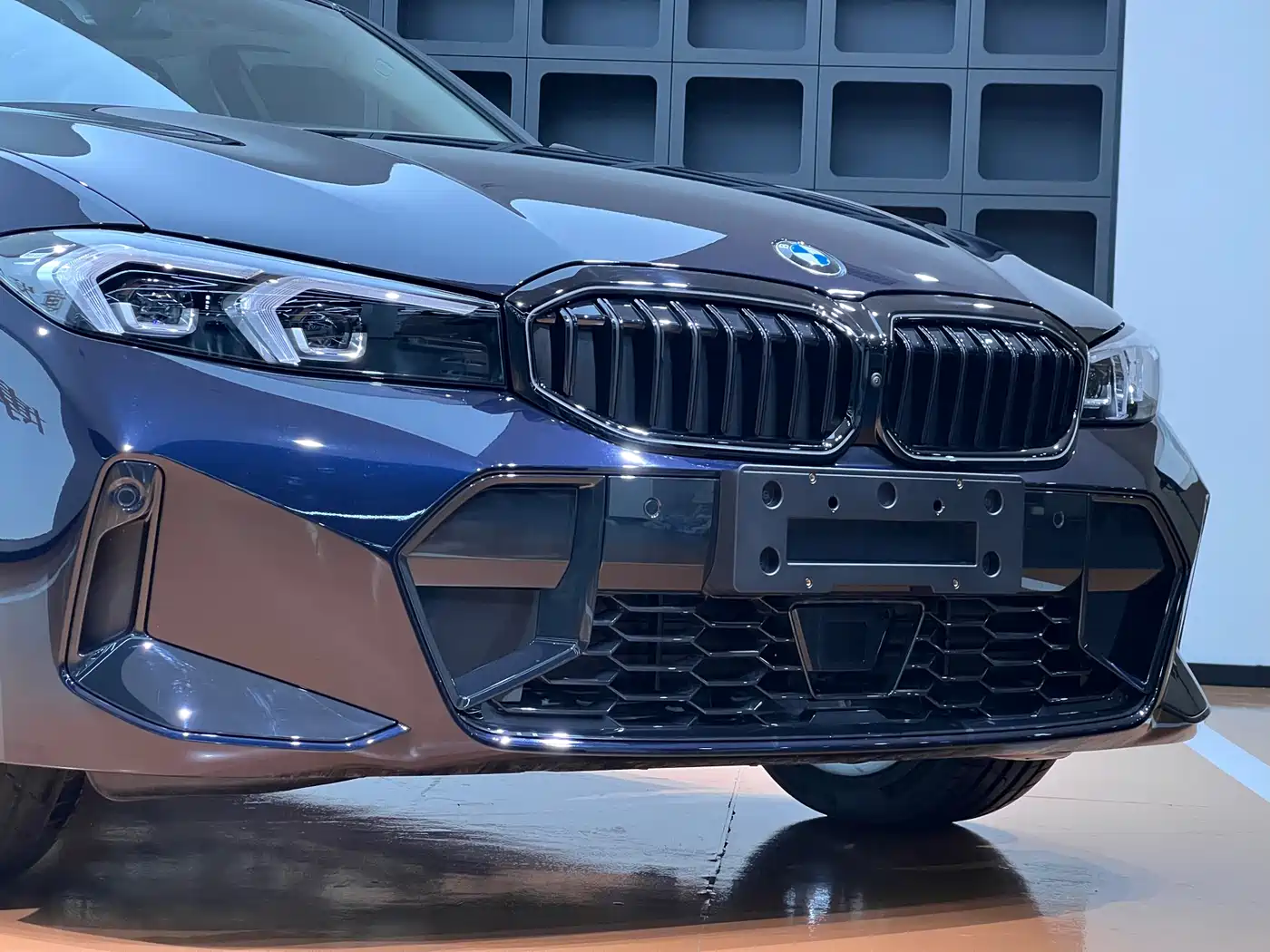 BMW 3 Series 2025 330Li M Sport Night Edition фото 4