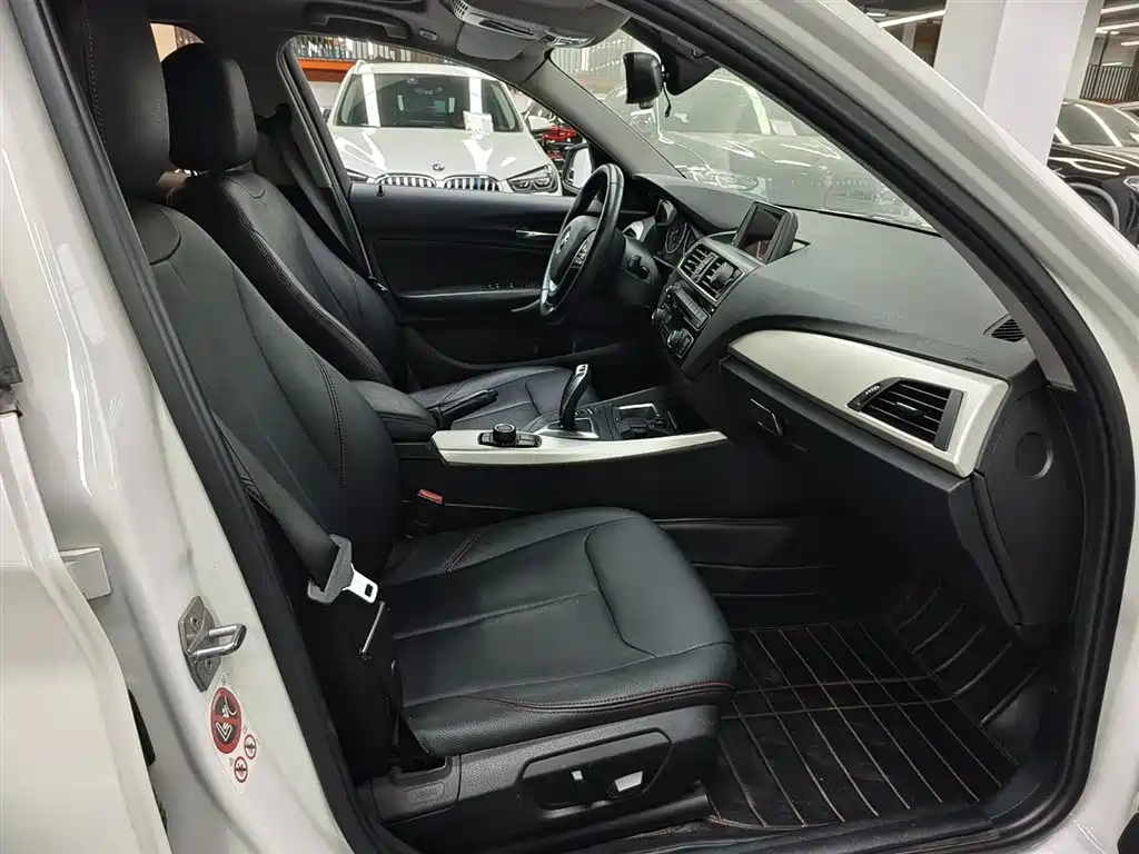 BMW 1 Series (Import) 2015 120i Leading фото 11