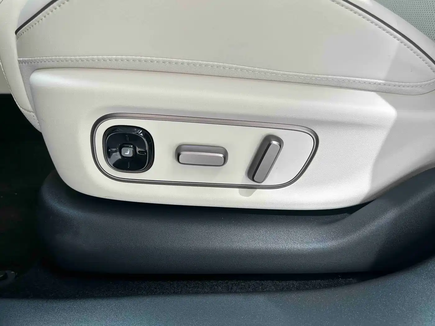 Li Auto i6 2026 2025 2WD Base Model