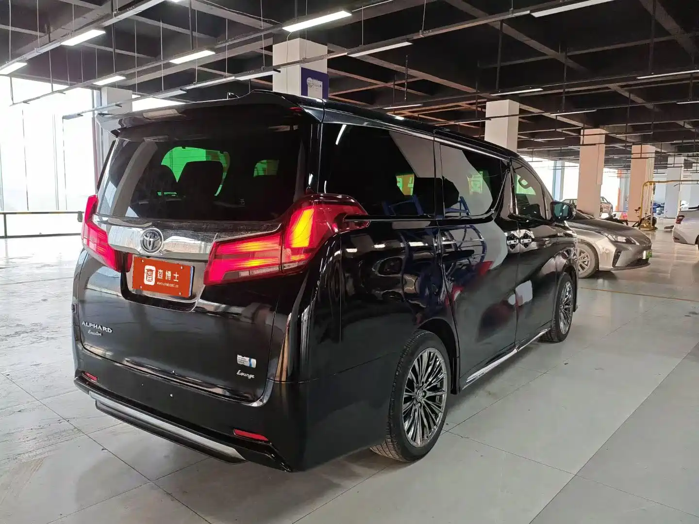 Фото 2 - Toyota Alphard