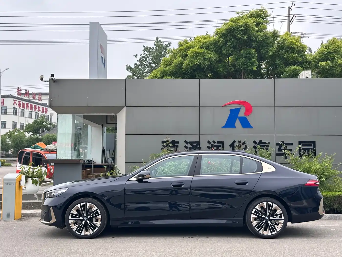 BMW 5 Series 2024 530Li Premium Luxury Package фото 3