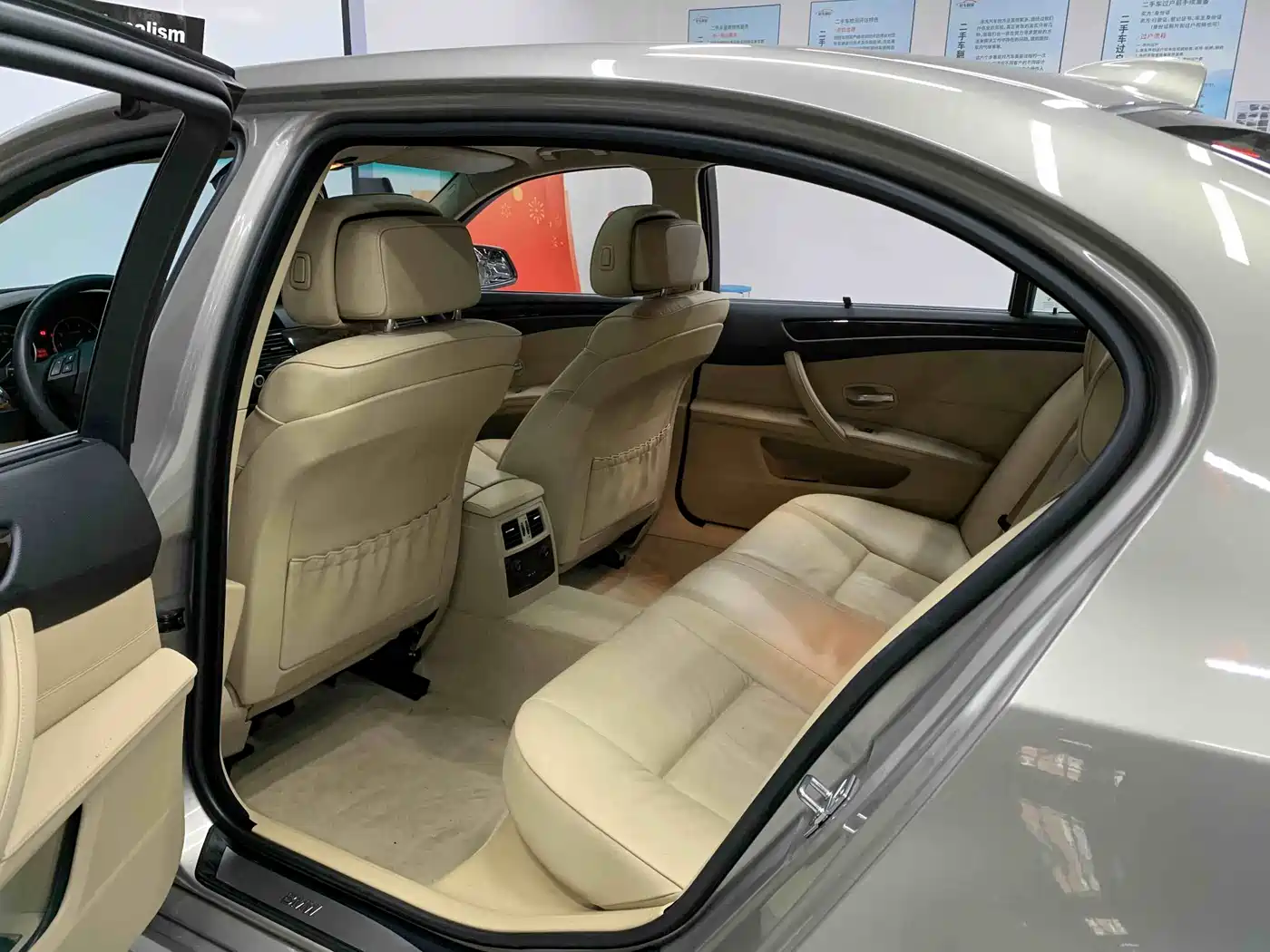 BMW 5 Series 2010 520Li Leading фото 16