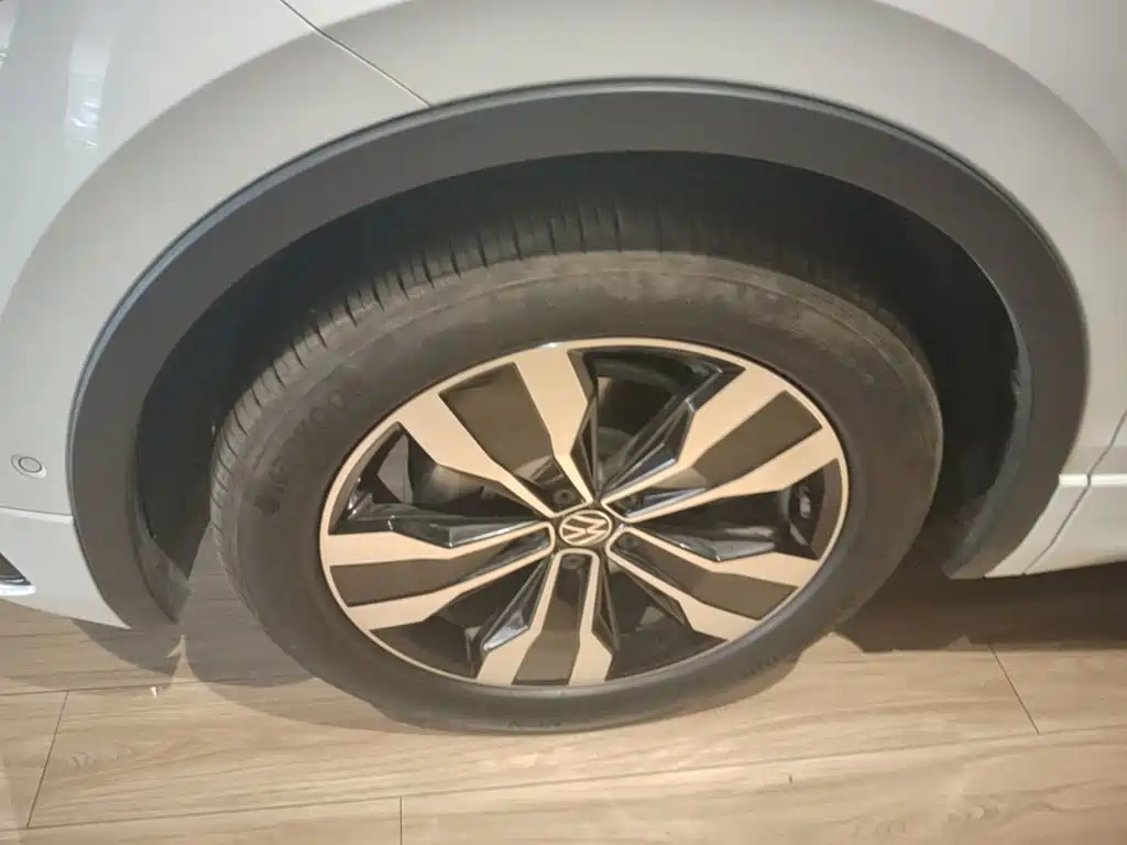 Фото 23 - Volkswagen Tiguan L