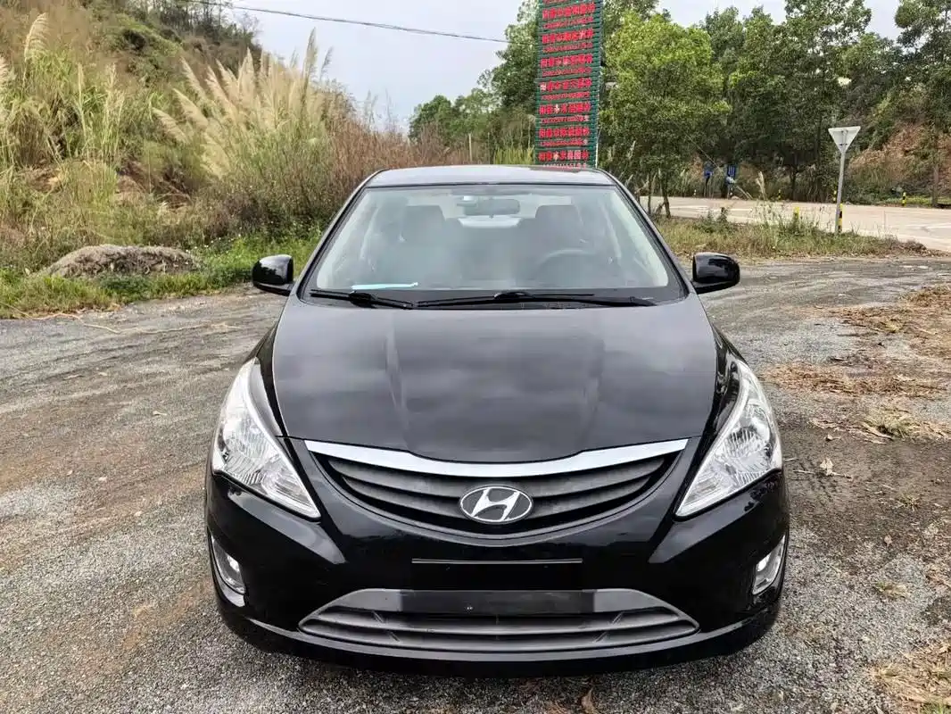Hyundai Verna 2010 Sedan 1.4L Manual Comfort GS фото 2
