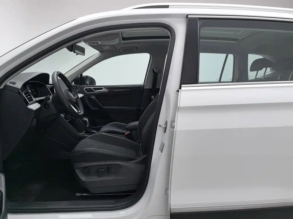 Фото 10 - Volkswagen Tiguan L