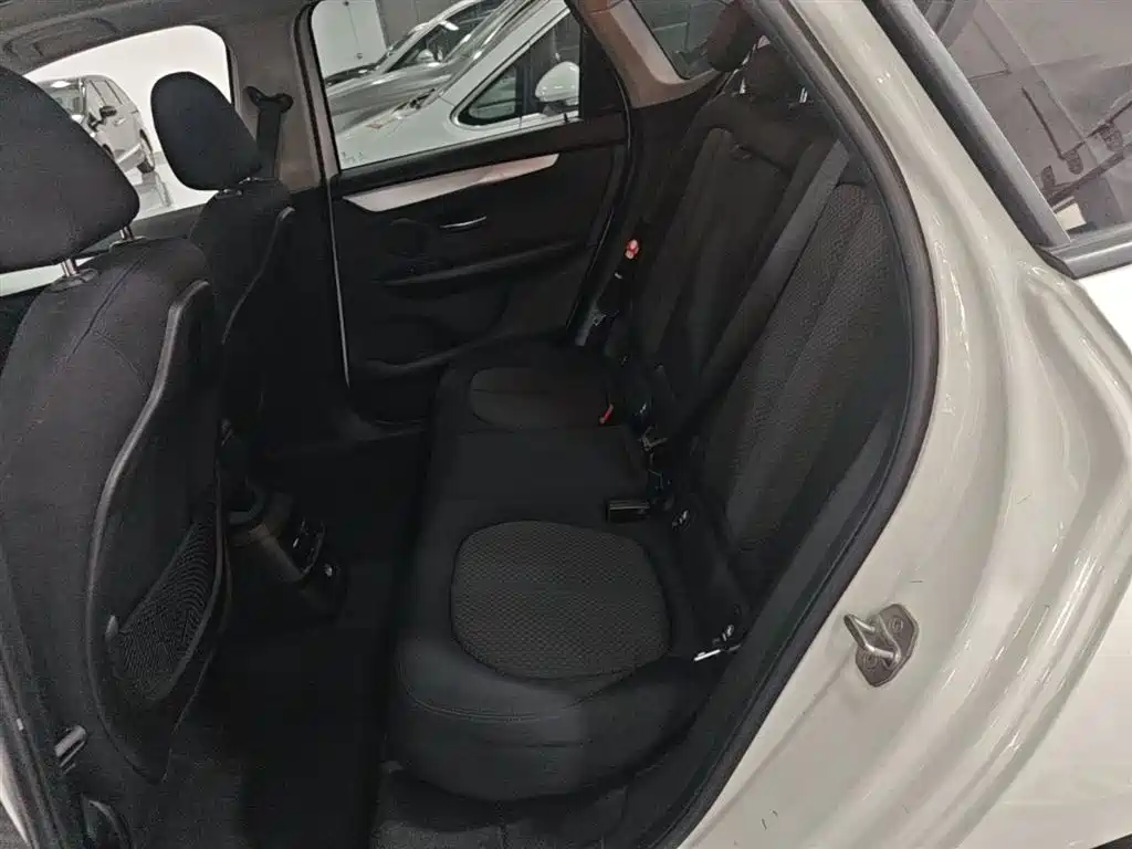 BMW 2 Series Touring 2016 218i Leading фото 17