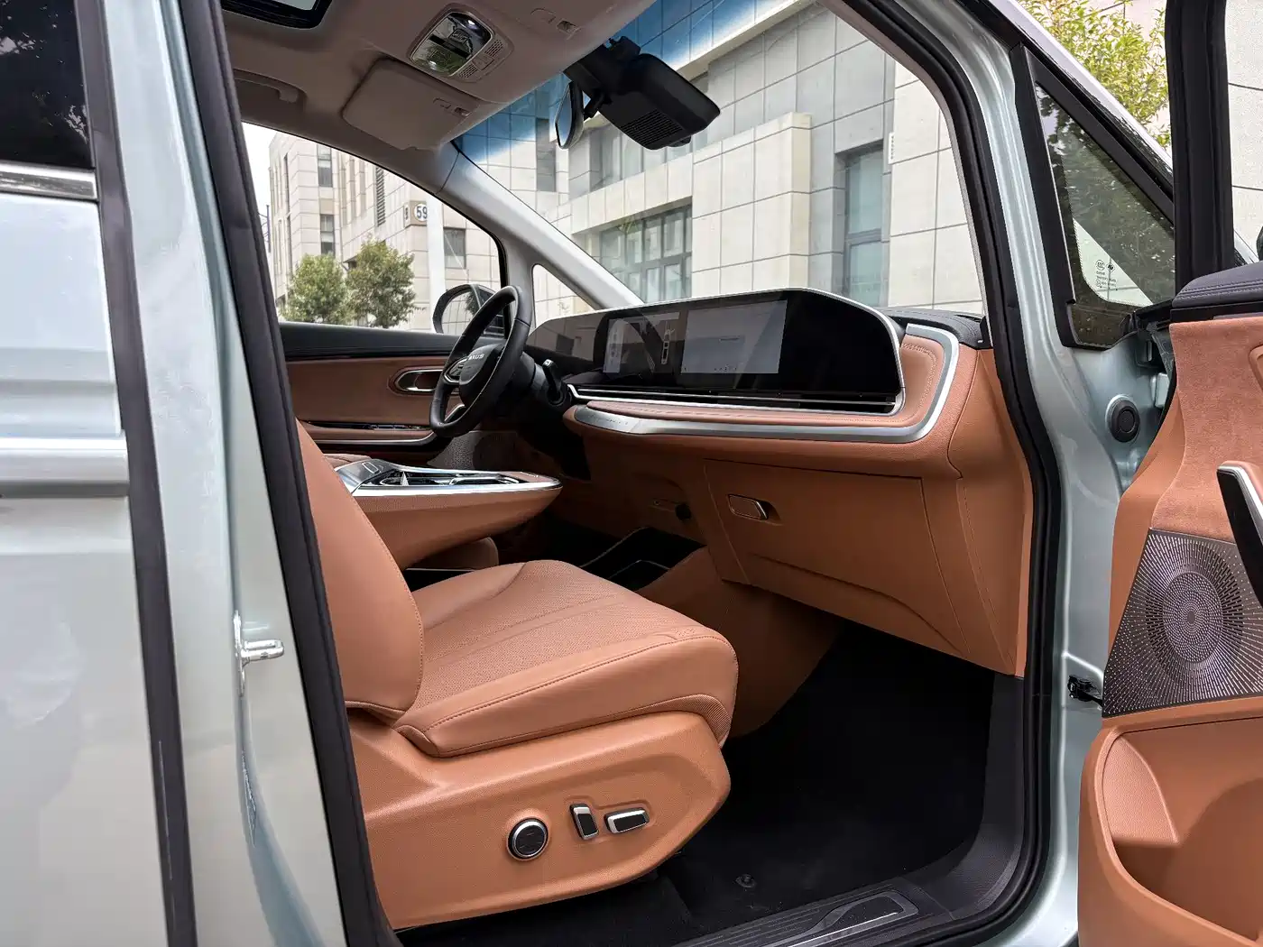 SAIC Maxus Dajia 9 2024 Super Hybrid Long Range Forest Edition 7-Seater фото 15