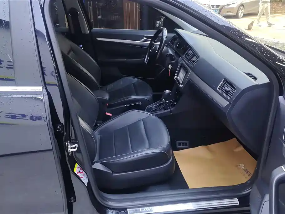 Volkswagen Lavida 2015 1.6L Automatic Comfort Edition фото 8