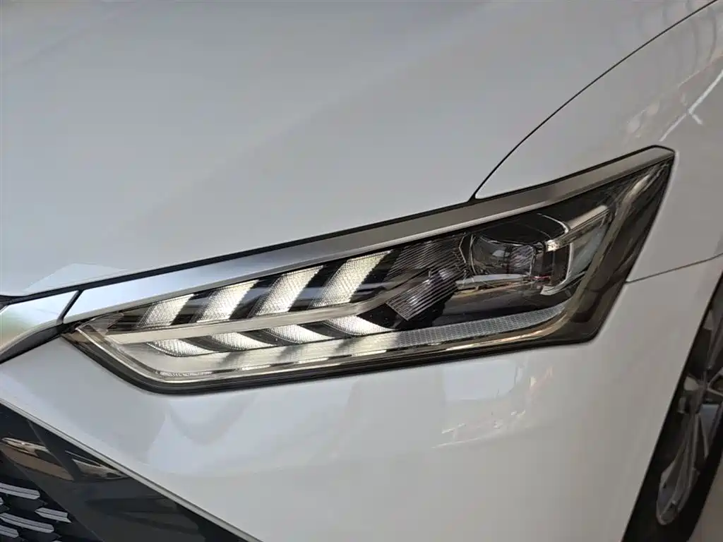 BYD Qin PLUS 2024 Glory Edition DM-i 55KM Leading фото 24