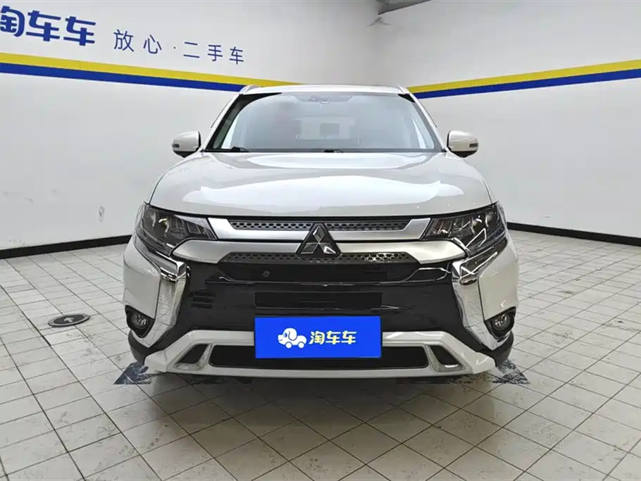 Mitsubishi Outlander 2021 2.4L 4WD Deluxe Edition 7-Seater фото 2
