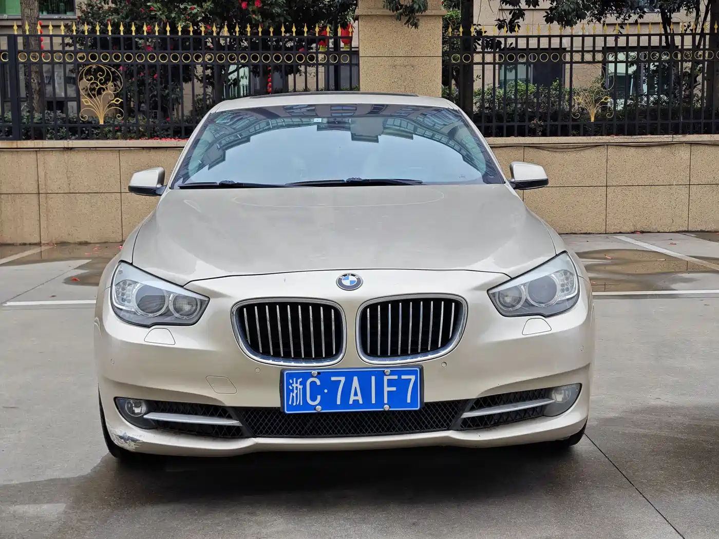 BMW 5 Series GT 2010 535i Leading Model фото 2