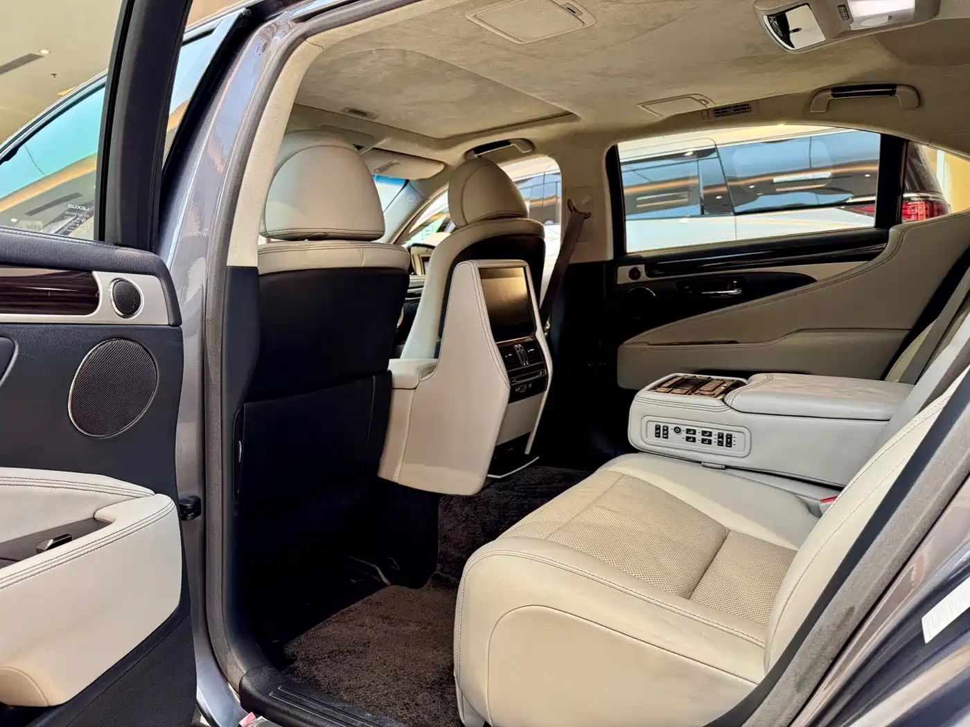 Lexus LS 2014 600hL фото 11