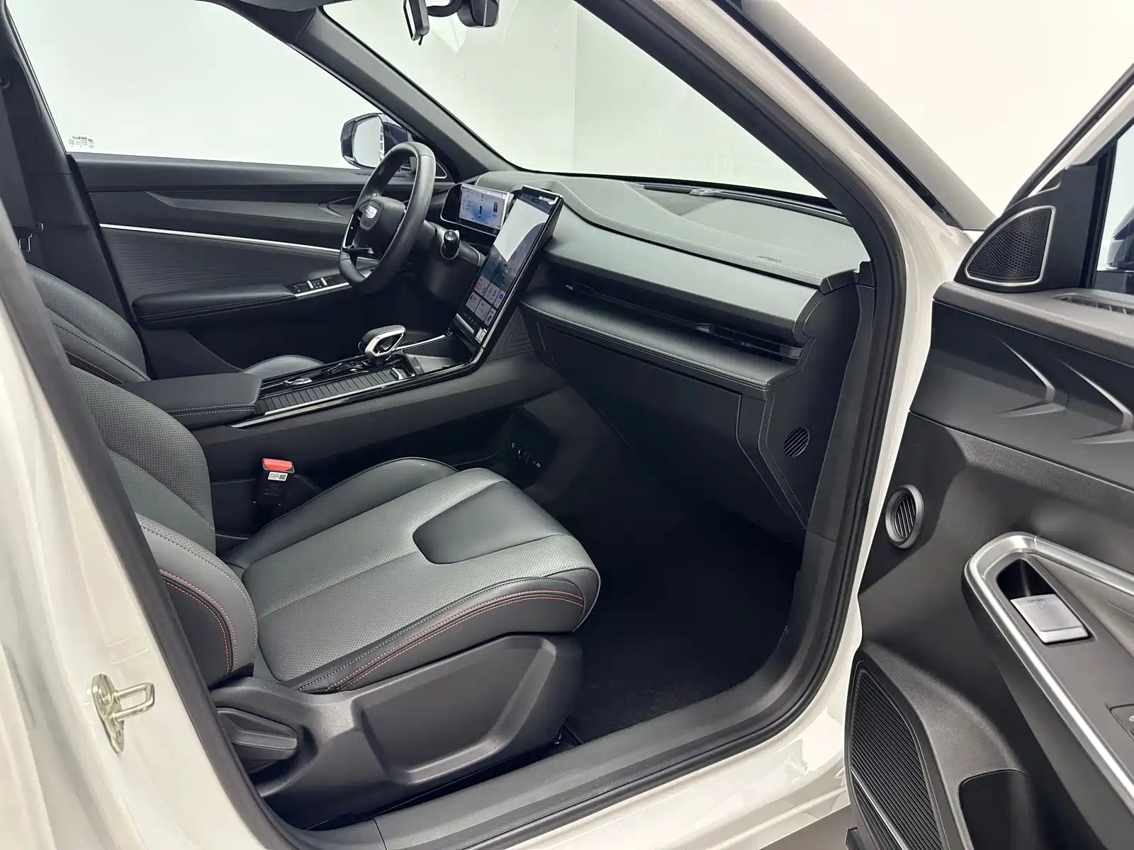 Фото 16 - Geely Atlas