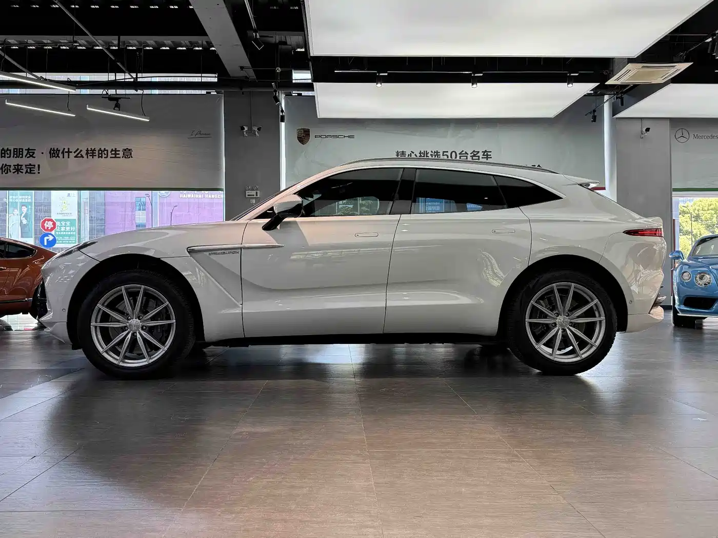 ASTON MARTIN DBX