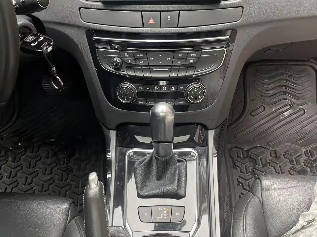 Peugeot 508 2011 2.3L Automatic Luxury Edition фото 14