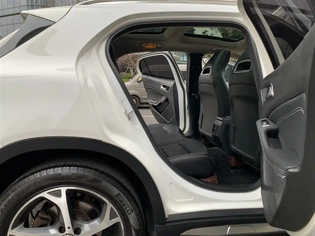 Mercedes-Benz GLA 2018 GLA 200 Dynamic фото 14