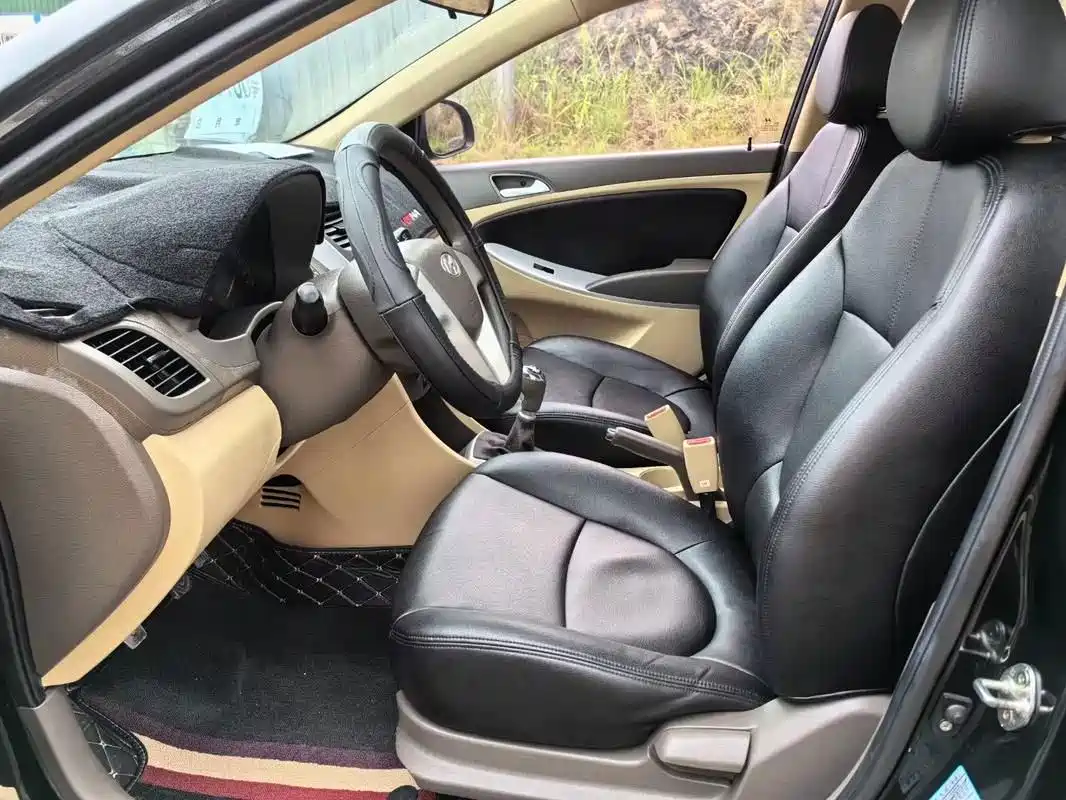 Hyundai Verna 2010 Sedan 1.4L Manual Comfort GS фото 7