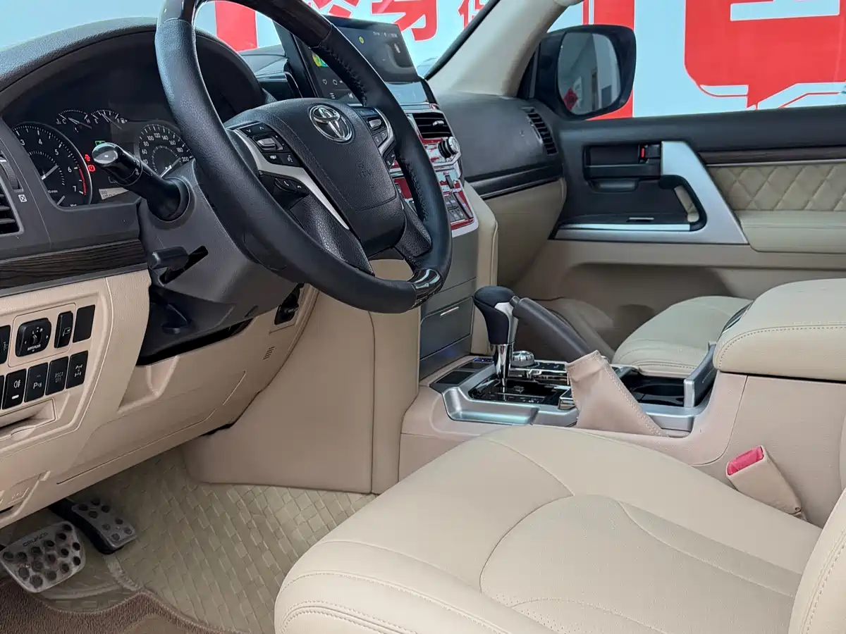 Toyota Land Cruiser (Import) 2015 4.0L V6 Middle East Limited Edition фото 4