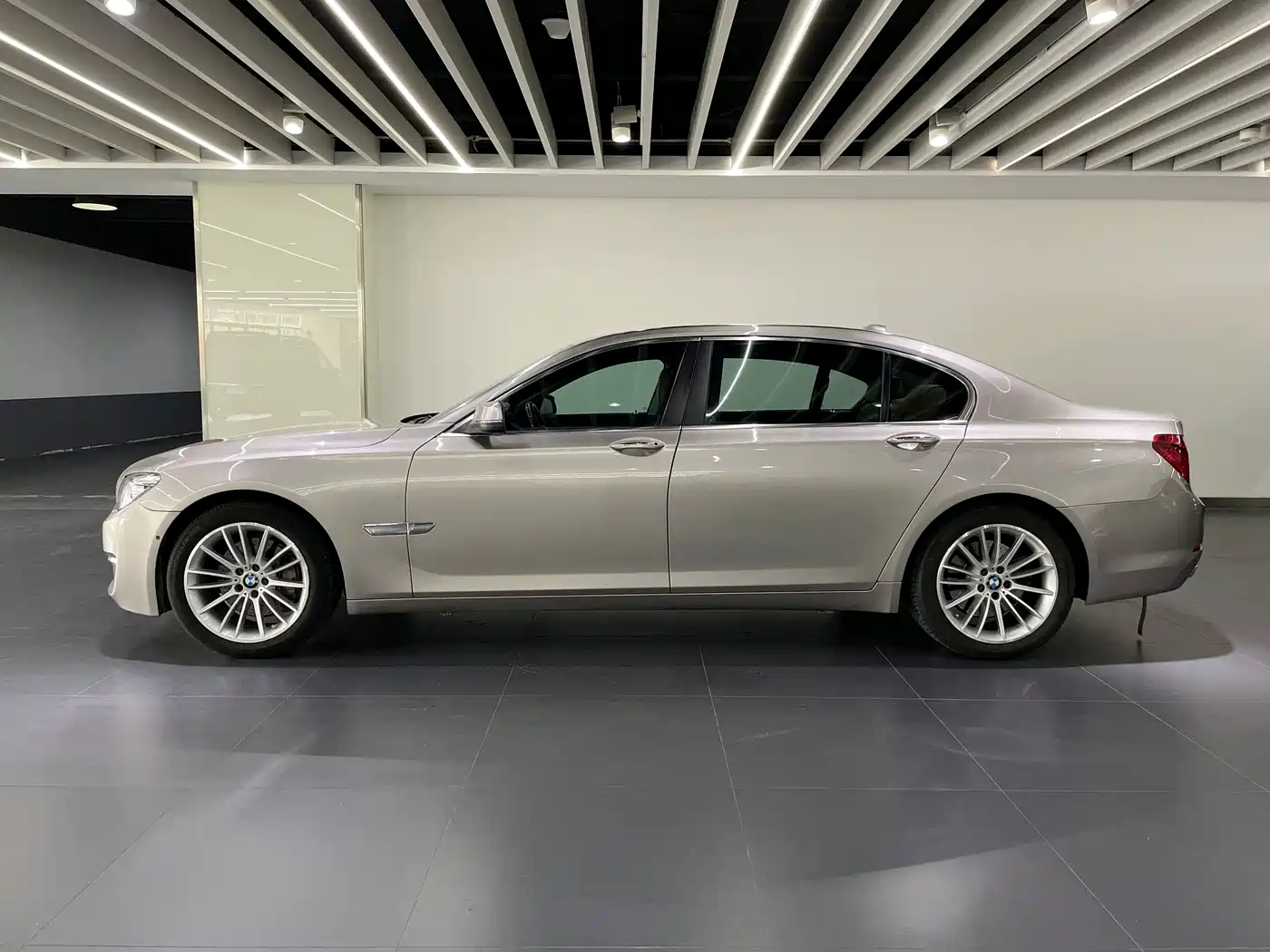 BMW 7 Series 2013 Model 740Li Leading фото 7