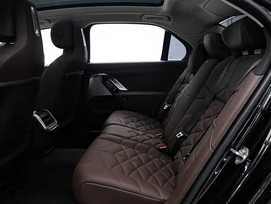 BMW 7 Series 2023 Model 735Li M Sport Package фото 14
