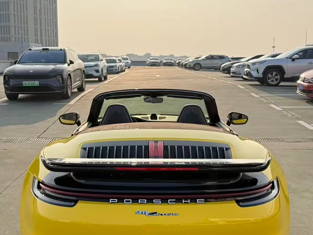 PORSCHE 911