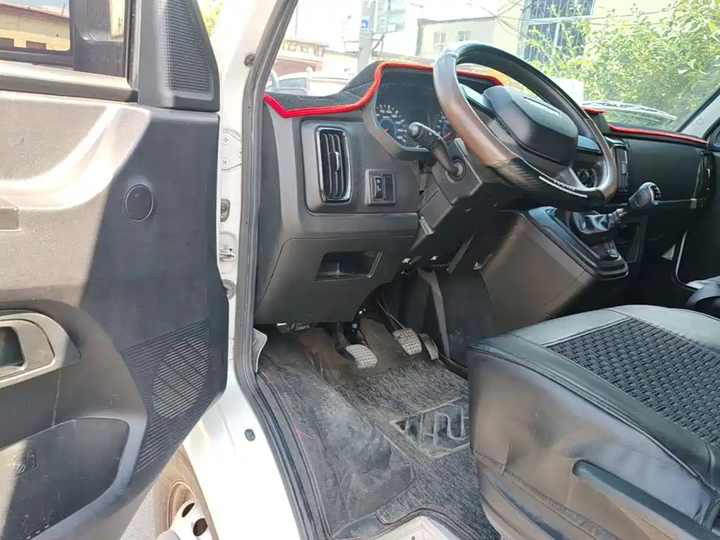 Iveco Daily 2024 2023 2.8T V35 Van Short Wheelbase Medium Roof Dual Tire Sliding Door 2-3 Seats