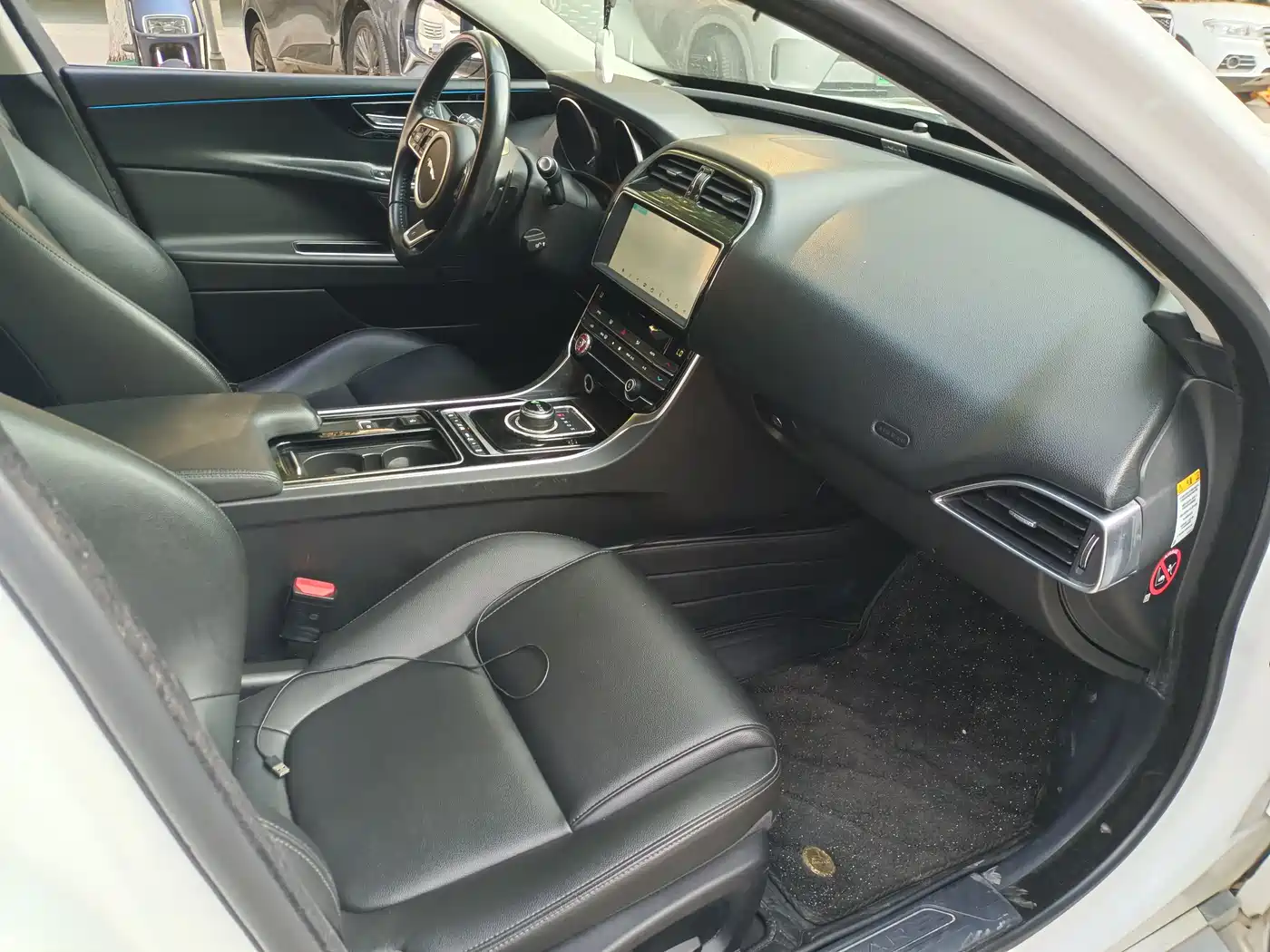 Photo 5 - Jaguar XEL