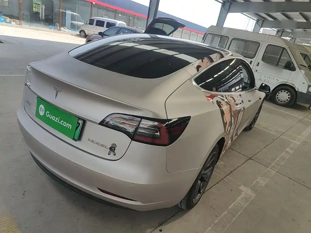 TESLA MODEL 3