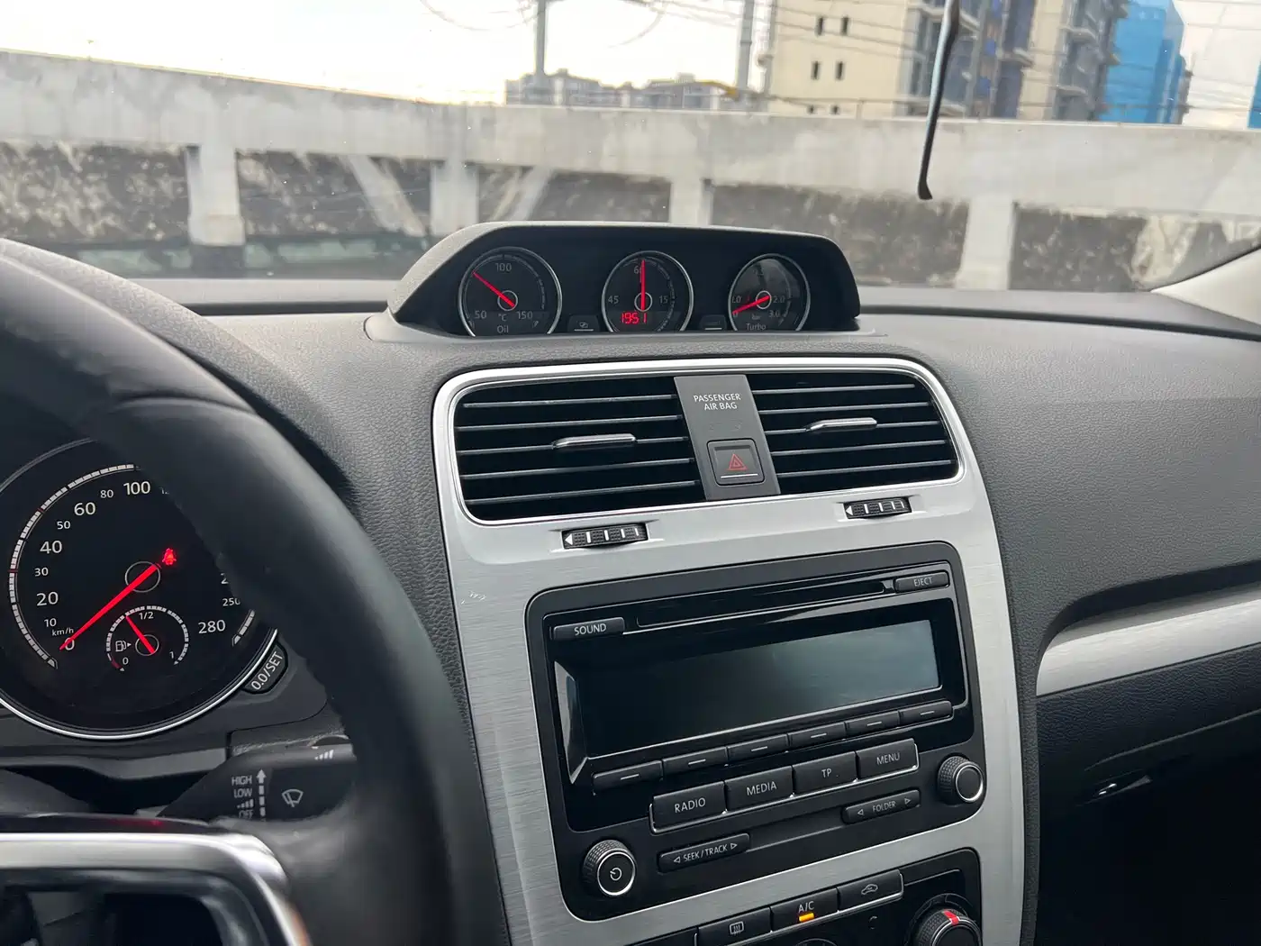 Volkswagen Scirocco 2015 1.4TSI Trend Edition фото 14