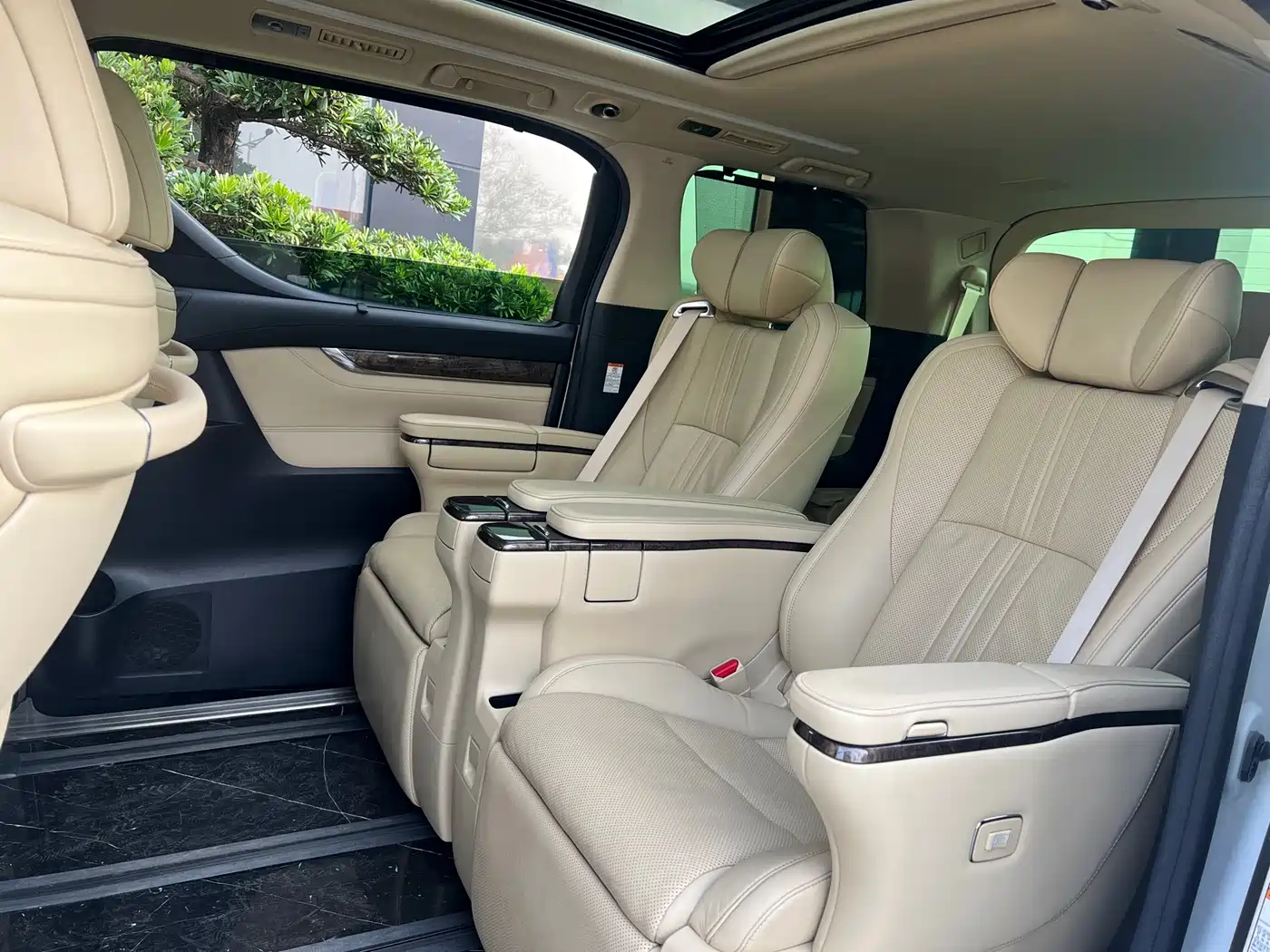 Toyota Alphard 2020 Hybrid 2.5L Premium Edition фото 3