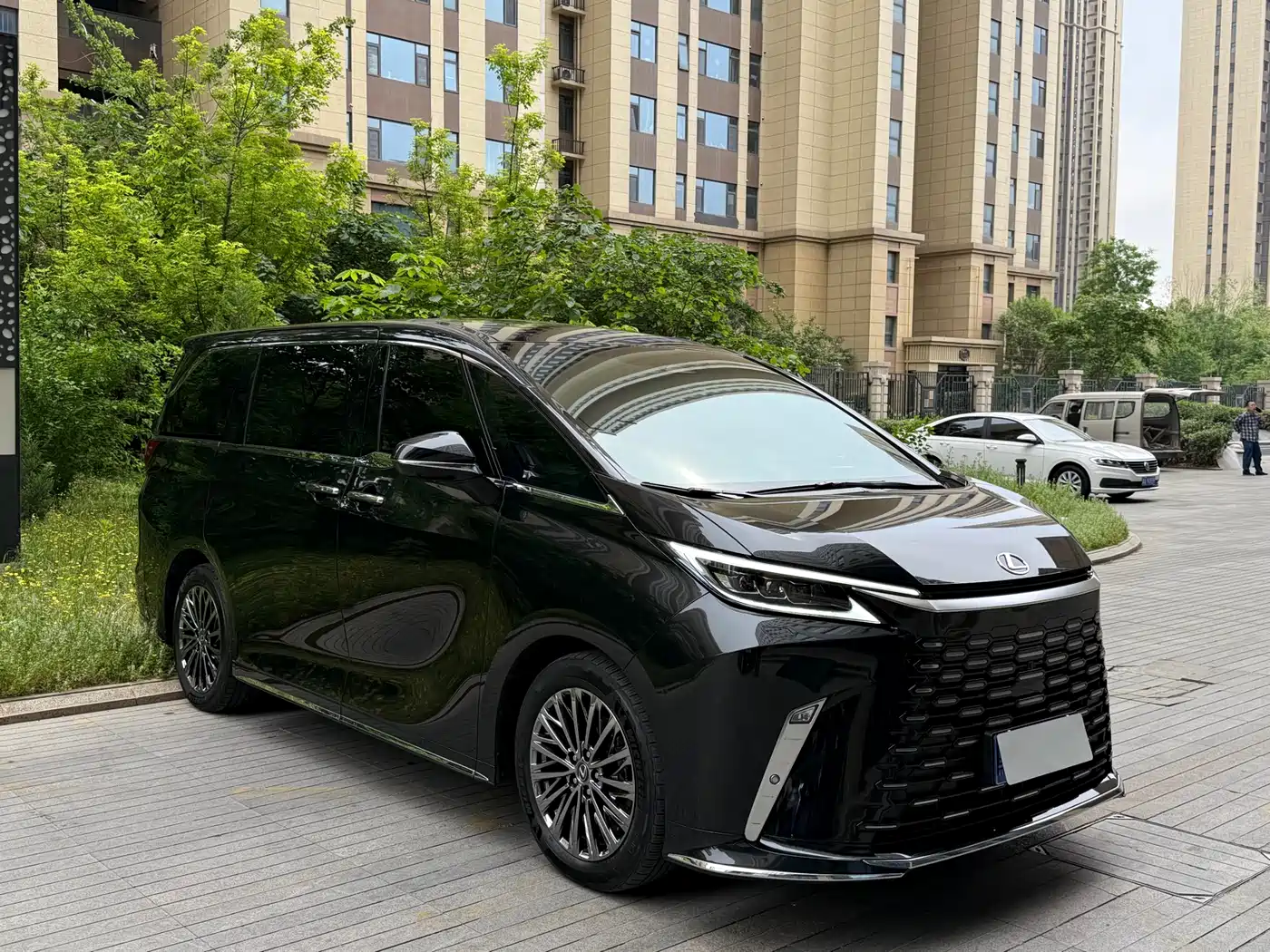 Lexus LM 2023 500h 6-Seater Prestige Edition фото 4