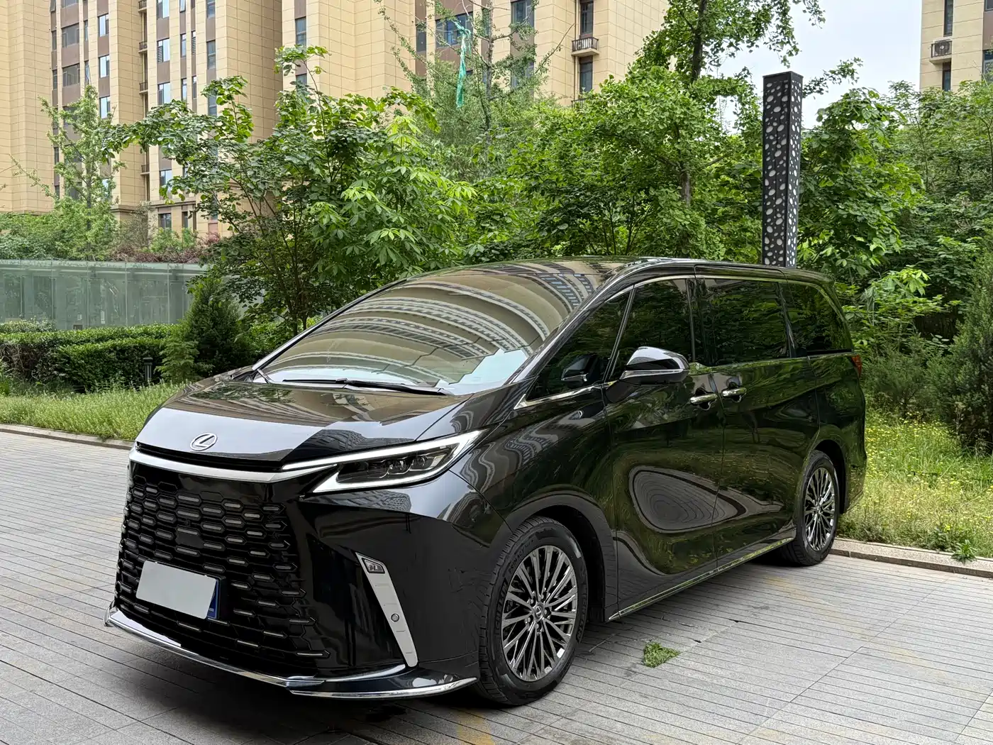 Lexus LM 2023 500h 6-Seater Prestige Edition фото 2