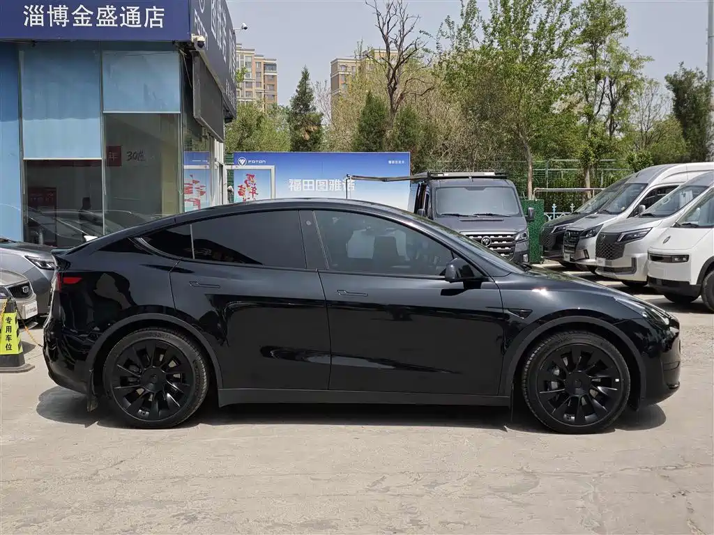 TESLA MODEL Y