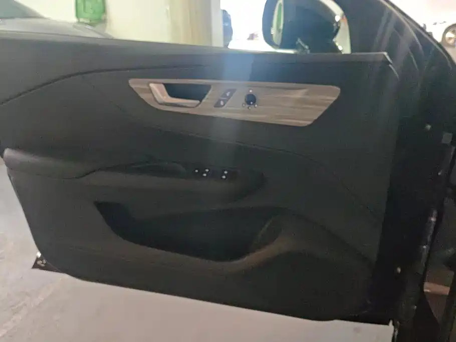 Hongqi E-QM5 2026 2025 Model 500km Travel Edition