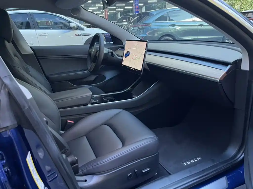 Фото 13 - Tesla Model 3