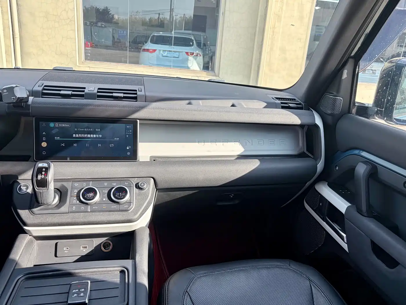 Land Rover Defender 2020 Model 110 P400 SE фото 11