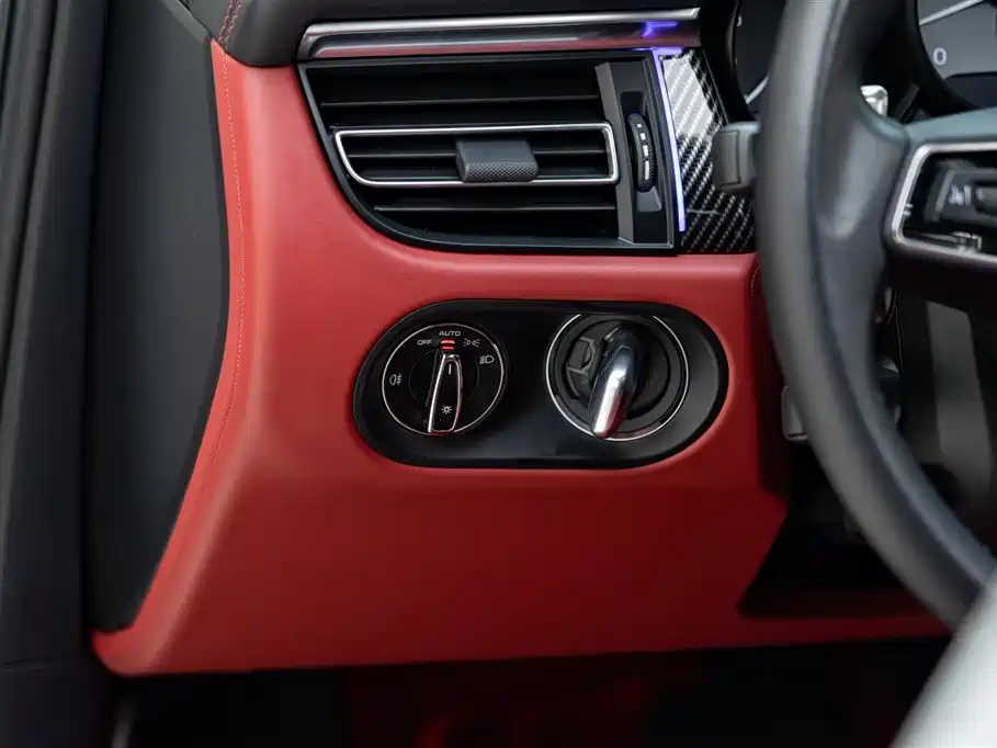 PORSCHE MACAN