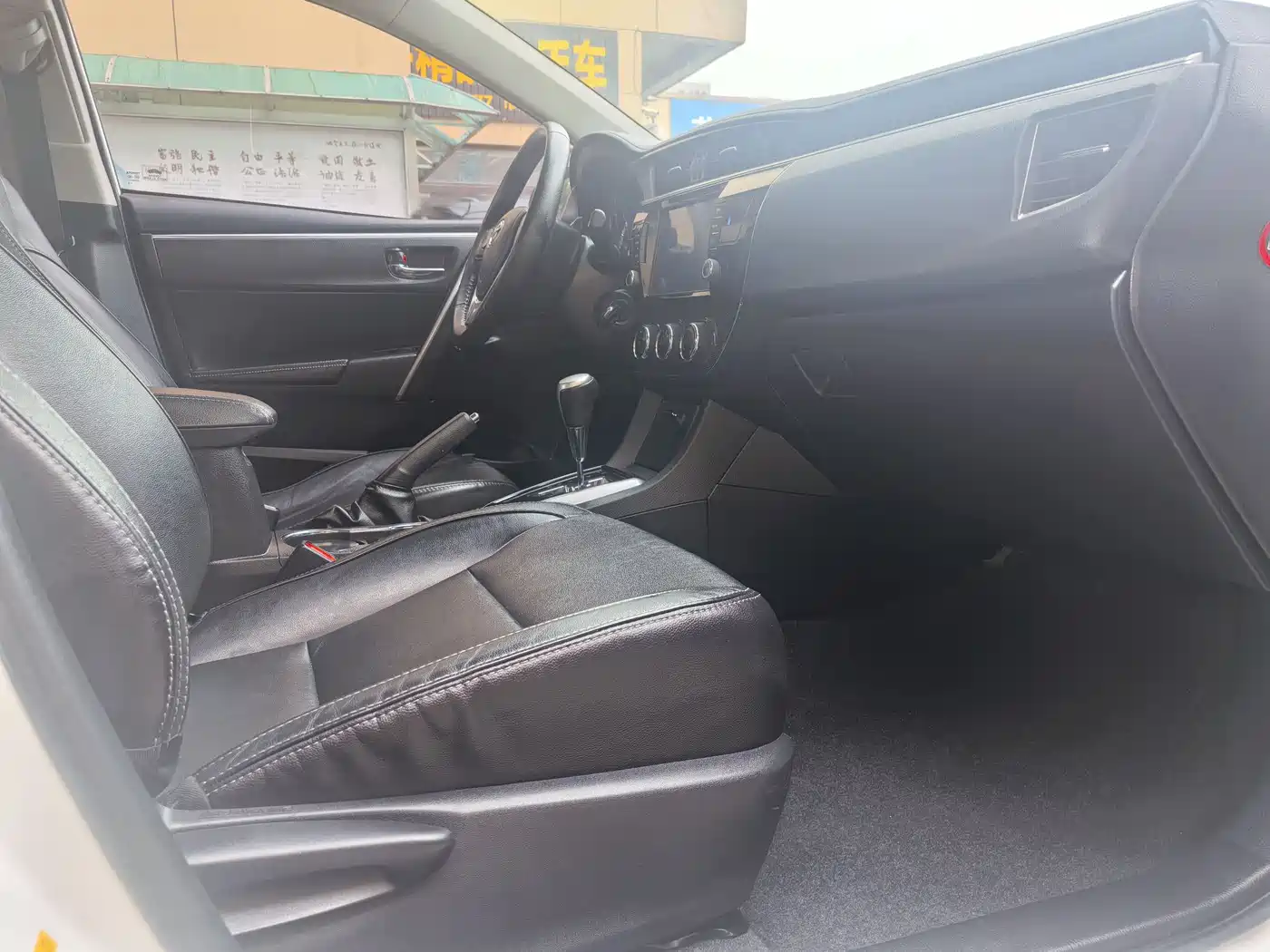 Toyota Corolla 2014 1.6L CVT GL-i Leather Edition фото 5