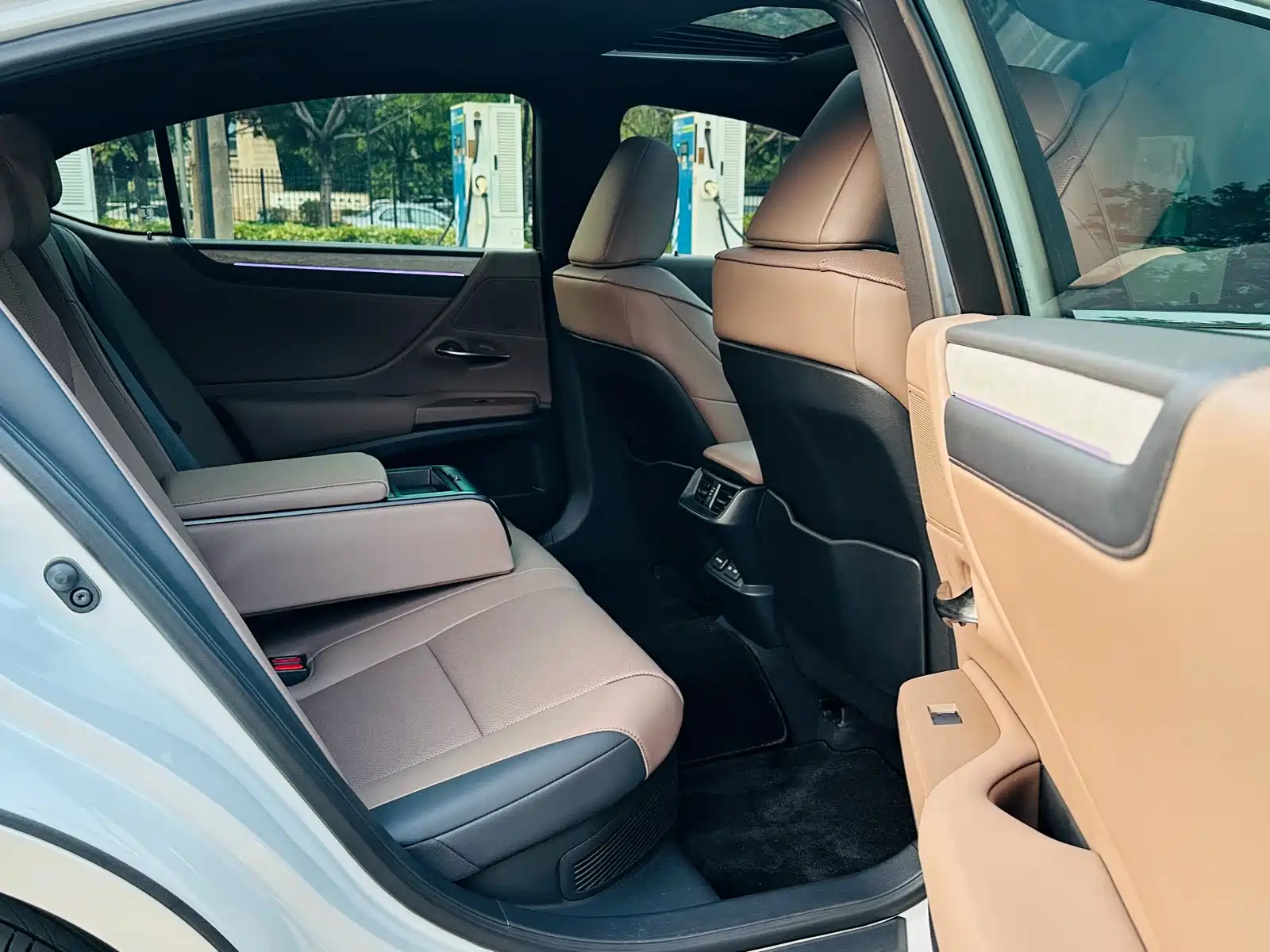 Photo 16 - Lexus ES