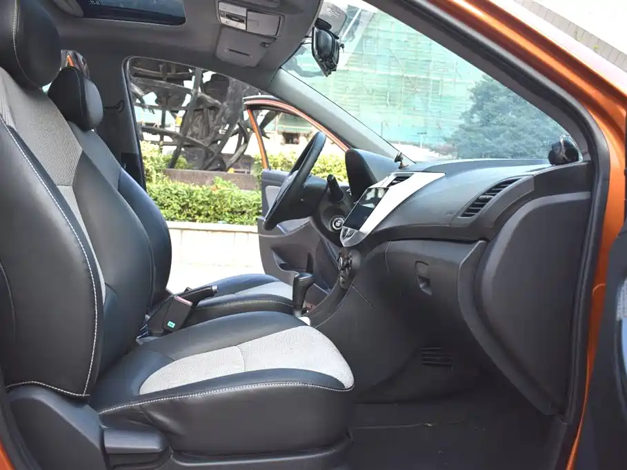 Hyundai Reina 2014 Model 1.4L Automatic GLX фото 8