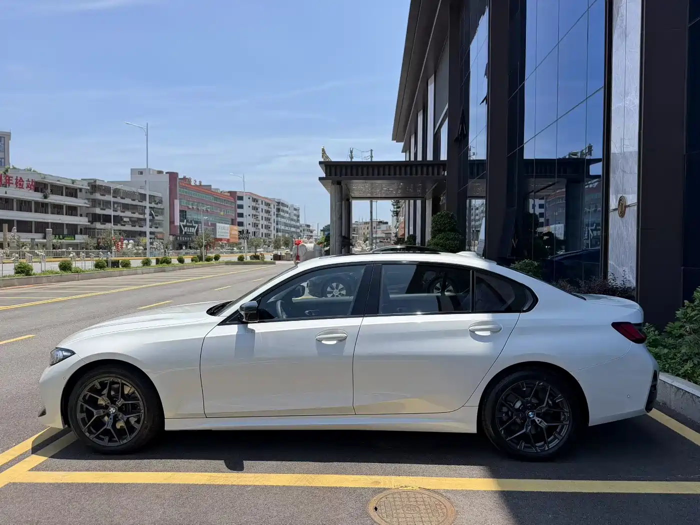 BMW 3 Series 2025 330Li M Sport Night Edition фото 7