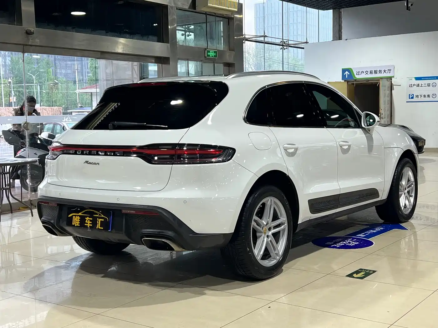 PORSCHE MACAN