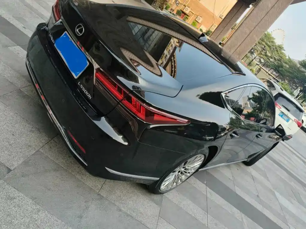 Фото 4 - Lexus LS