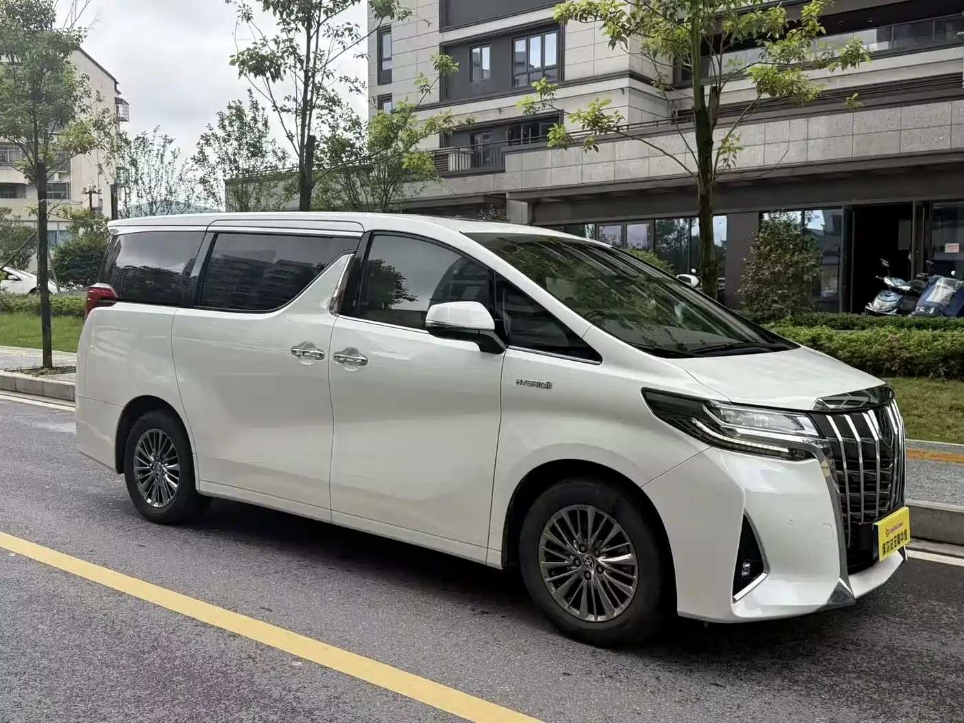 Toyota Alphard 2019 Hybrid 2.5L Luxury фото 2
